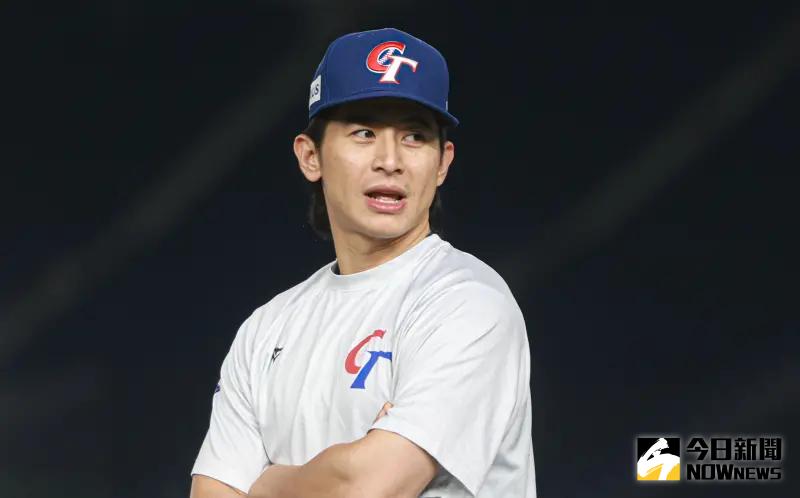 ▲陳傑憲結束中職賽季，又參加12強，率領台灣奪冠，一整天沒關機，只能靠泡熱水澡緩解疲勞，至於外界好奇談薪進度，統一獅領隊蘇泰安表示密切進行中。（圖／記者葉政勳攝 , 2024.11.20）