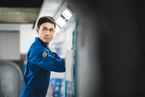 ▲吳正世在劇中飾演太空實驗專家「姜江秀」,與「金伊芙」在太空中互相幫助。(圖/Netflix) ▲吳正世在劇中飾演太空實驗專家「姜江秀」,與「金伊芙」在太空中互相幫助。(圖/Netflix)