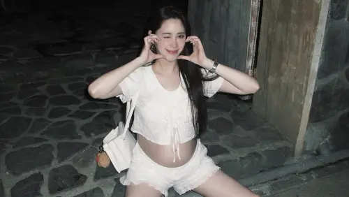 ▲ 歐陽妮妮替寶寶準備6個月大的衣物,表示未雨綢繆為未來做打算。。(圖/取自歐陽妮妮 YouTube) ▲ 歐陽妮妮替寶寶準備6個月大的衣物,表示未雨綢繆為未來做打算。(圖/取自歐陽妮妮 YouTube)