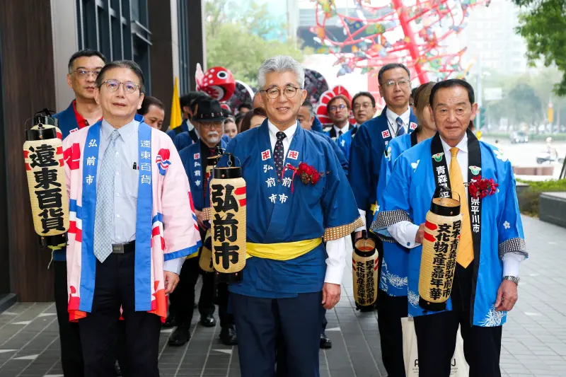 ▲遠百竹北「2024年日本青森縣弘前文化物產嘉年華」由遠東百貨陳佑任協理(左)、日本弘前市櫻田宏市長(中)、日本平川市長尾中行市長(右)帶頭進行睡魔遊行。（圖／遠百竹北提供）