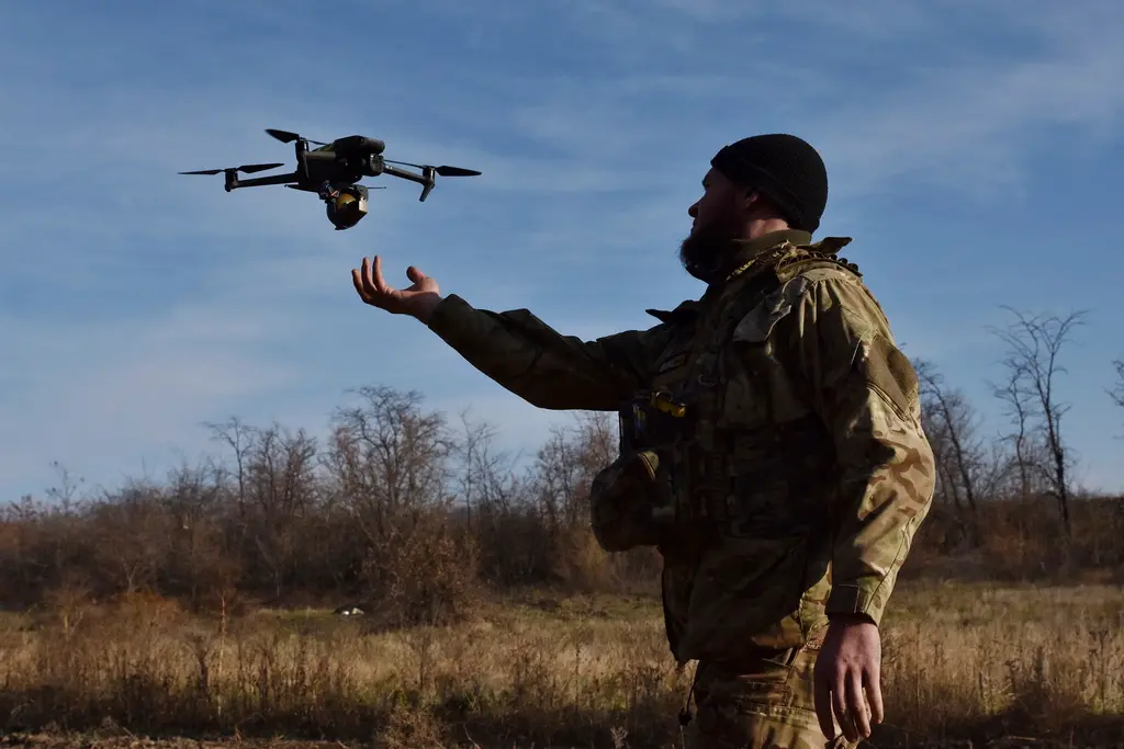 ▲無人機成為現代戰場不可或缺的戰略資源。圖為烏克蘭士兵正在進行無人機訓練。（圖／美聯社／達志影像）