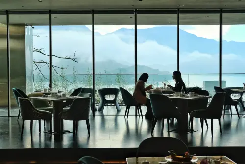 ▲日月潭新飯店「漢來日月行館」新開幕，推「一泊二食」要價2萬8000元+15%，賣點是所有房間與空間都都能看到日月潭，本文將漢來日月行館與去年重新整裝的雲品溫泉酒店，兩大奢華飯店比一比。（圖／記者葉盛耀攝）