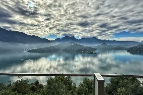 ▲漢來日月行館的每個客房，都可以看到此等如仙境般的日月潭美景。（圖／記者葉盛耀攝）