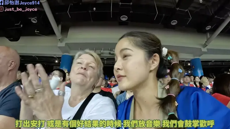 ▲澳洲女性解釋,雖然安打他們會歡呼,但會盡量不影響到球員。(圖/翻攝自YT@狂人JOJO)