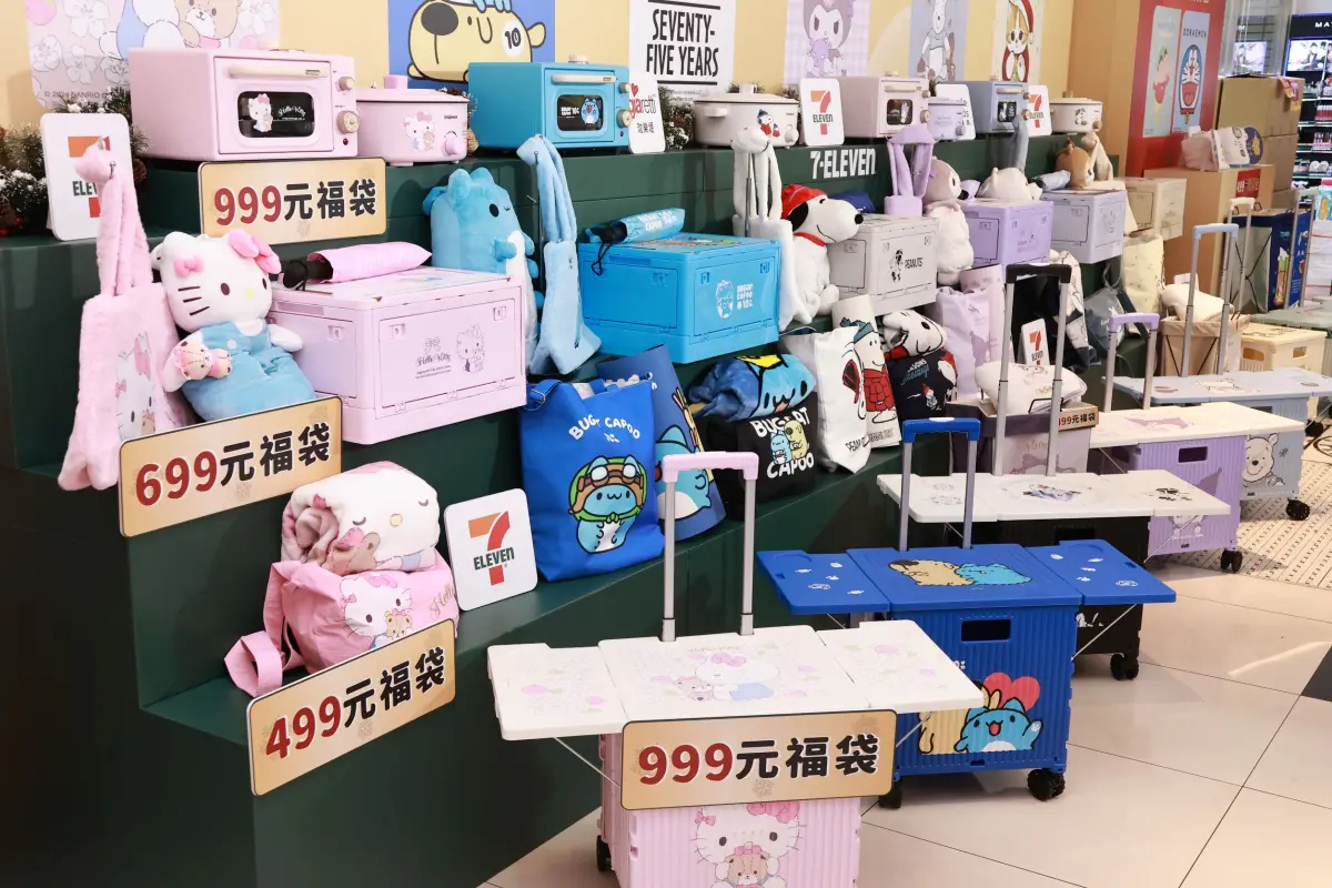 ▲7-11聖誕福袋於12月2日門市現貨開搶，今年結合10大人氣IP，共推出36款聖誕福袋。（圖／記者吳翊緁攝）