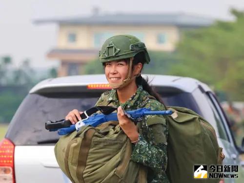 獨／黑鷹高空跳傘　正妹女教官巾幗不讓鬚眉
