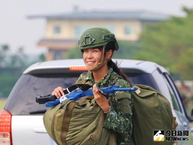 獨／黑鷹高空跳傘　正妹女教官巾幗不讓鬚眉