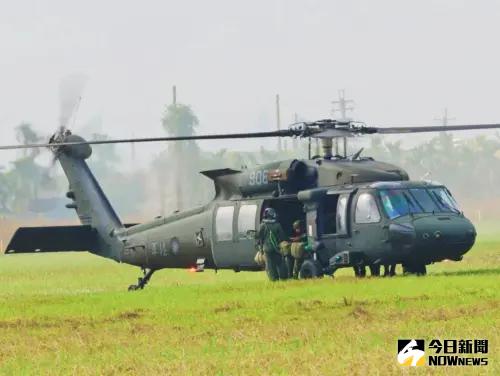 ▲陸軍教準部空訓中心，在屏東潮州空降場實施黑鷹直升機2000呎高空跳傘。（圖／記者莊全成攝，2024.11.21）