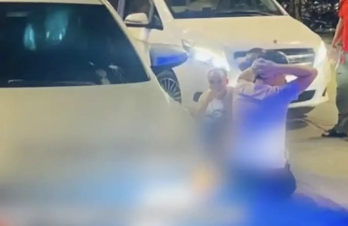 ▲一名中國男在柬埔寨鬧區街上被6人當街擄走。（圖／翻攝自影片）