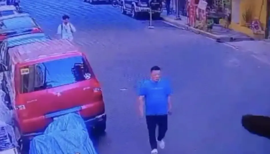 ▲一名46歲中國籍男子在菲律賓馬尼拉街頭被刺傷身亡，兇手（藍衣者）犯案後快步離去。（圖／翻攝自影片）