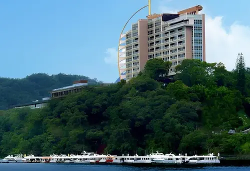 ▲「漢來日月行館」號稱每間房間都能將湖景一覽無遺，目前推出「一泊二食」要價3萬2200元，創下全台最貴高檔渡假飯店售價。（圖／漢來日月行館提供）