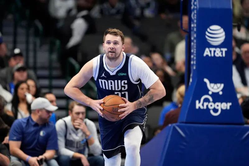 ▲NBA達拉斯獨行俠球星Luka Doncic，今（22）日傳出因右手腕拉傷將至少缺席一週，根據統計自2021年來Doncic缺席的比賽，獨行俠勝率不到4成。（圖／美聯社／達志影像）