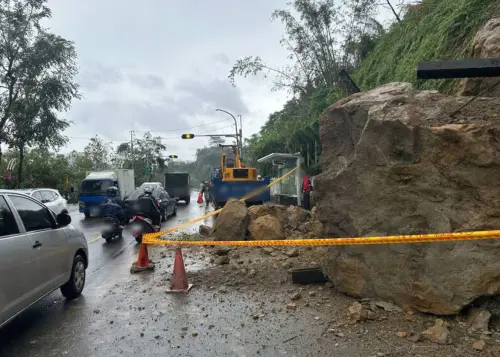 疑連日降雨！新北汐止「巨石崩落」超驚悚　目前人車管制通行中
