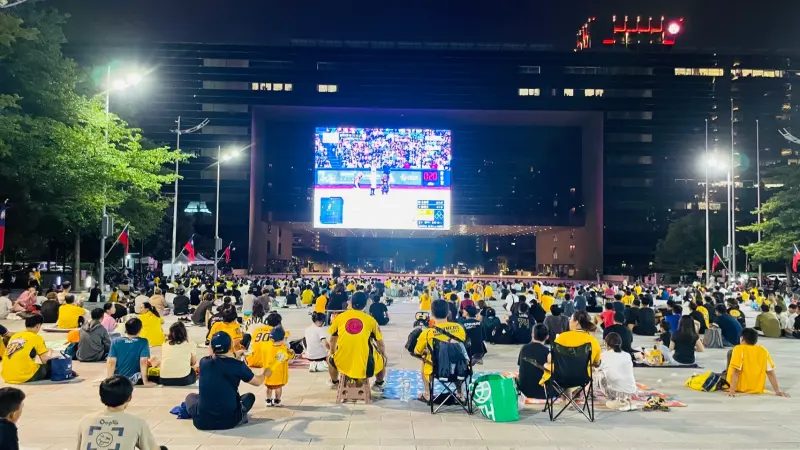 ▲台中市府廣場腹地廣大，可供數千民眾席地而坐，一起為棒球賽加油。（圖／台中市政府提供，2024.11.22）