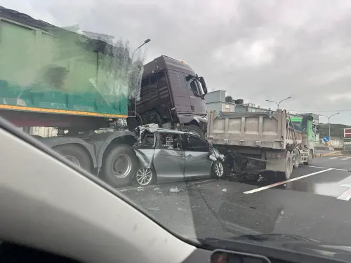 台61線南下車禍！砂石車疑追撞前方　汽車遭夾擊變形、現場慘況曝
