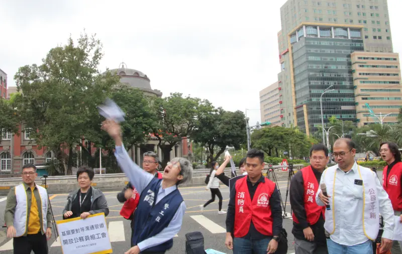 ▲雙方不歡而散，行政院也並未接收團體訴求書，讓團體最終氣憤地把調查報告丟向行政院大門。（圖／記者鍾泓良）