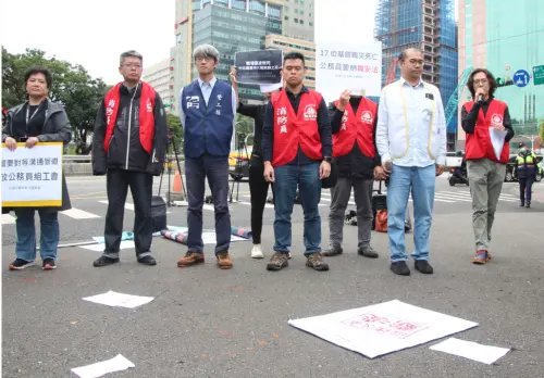 ▲讓團體最終氣憤地把調查報告丟向行政院大門。（圖／記者鍾泓良攝影）