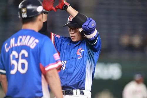 這個「金手角」手勢在德州撲克中代表的是「ALL IN」,正是由張政禹想出來的自嘲激勵手勢,希望帶動全隊毫無保留去拚。 ▲這個「金手角」手勢在德州撲克中代表的是「ALL IN」,正是由張政禹想出來的自嘲激勵手勢,希望帶動全隊毫無保留去拚。(圖/葉政勳攝)
