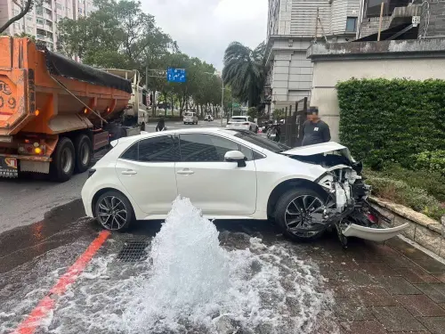 新北砂石車追撞自小客！路旁消防栓被撞斷「大馬路成噴泉」
