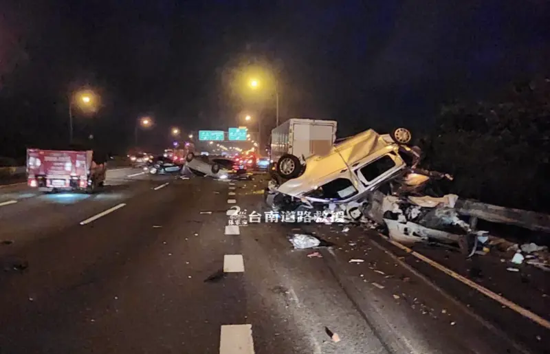 國道1號新營段北上重大車禍！多車「撞成一團」　現場畫面曝光