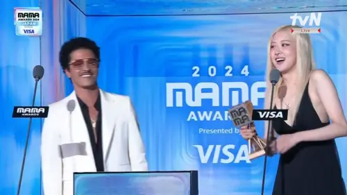 ▲火星人布魯諾(Bruno Mars) Rosé得獎了 台上用獎座乾杯 火星人烙韓語感謝(圖/Myvideo) ▲火星人布魯諾(Bruno Mars) Rosé得獎了 台上用獎座乾杯 火星人烙韓語感謝(圖/Myvideo)