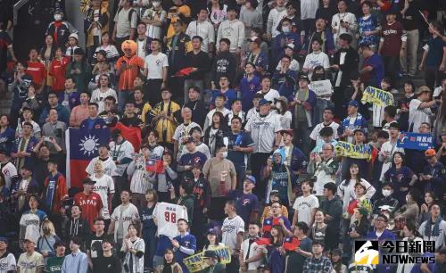 ▲一名專注日本旅遊資訊的網友，就建議台灣球迷選擇東京巨蛋「左外野」或「三壘側座位區」，跟其他台灣球迷會合，感受熱情的應援氛圍。（圖／記者葉政勳攝 , 2024.11.22）