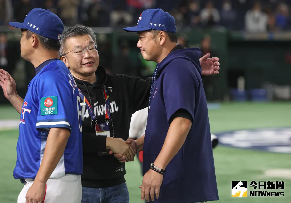 ▲世界棒球12強，預賽對澳洲時，中華隊球員拿著情搜表圍著教練彭政閔討論，被網友笑稱好像在點飲料，近日中華職棒會長蔡其昌上節目時揭秘這畫面背後的緣由。（圖／記者葉政勳攝）