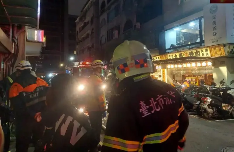 ▲22日晚間，北市忠孝東路四段，某大樓3樓發生氣爆火警，消防局獲報前往救援，救出一名受困的80多歲婦人。（圖／翻攝畫面）