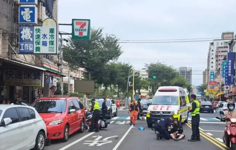 ▲台中市大里區61歲黃姓男子突違規跨越雙黃線左切，導致對向車道的28歲林姓女騎士閃避不及，兩車發生碰撞，林女胸前6個月大的男嬰失去呼吸心跳，經送醫搶救後仍宣告不治。（圖／翻攝畫面）