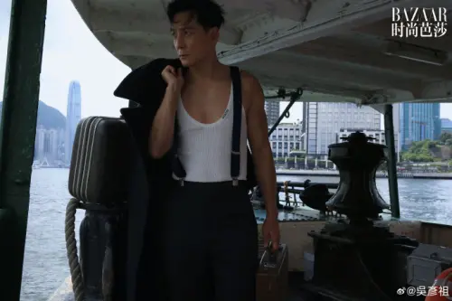 ▲吳彥祖身穿白色背心,手臂肌肉線條一覽無遺。(圖/取自吳彥祖微博) ▲吳彥祖身穿白色背心,手臂肌肉線條一覽無遺。(圖/取自吳彥祖微博)