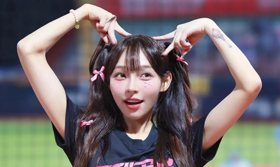 ▲林襄（中間）PO出休息室練舞影片，咬唇、拋媚眼全都是李多慧教的，結果最後一幕表情失守，讓李多慧笑喊「太多了」。（圖／翻攝自Threads）