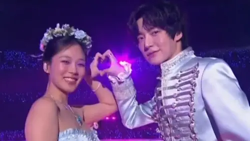 MAMA／BIBI、安宰賢化身灰姑娘與王子！甜蜜挽手比心現場超夢幻
