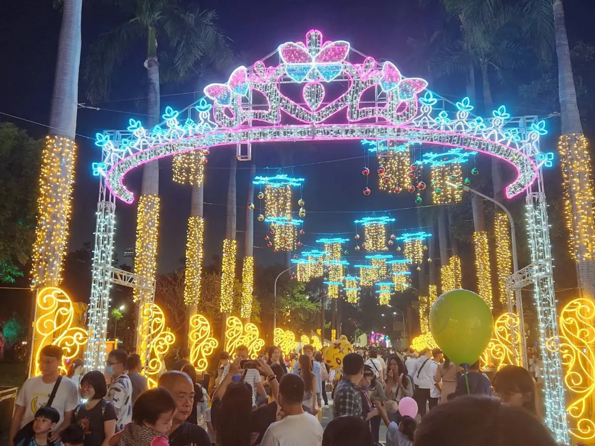 ▲屏東聖誕節以歐風童話為主題，首度推出雙主燈，開幕吸引上萬人朝聖。（圖／屏東縣府提供）