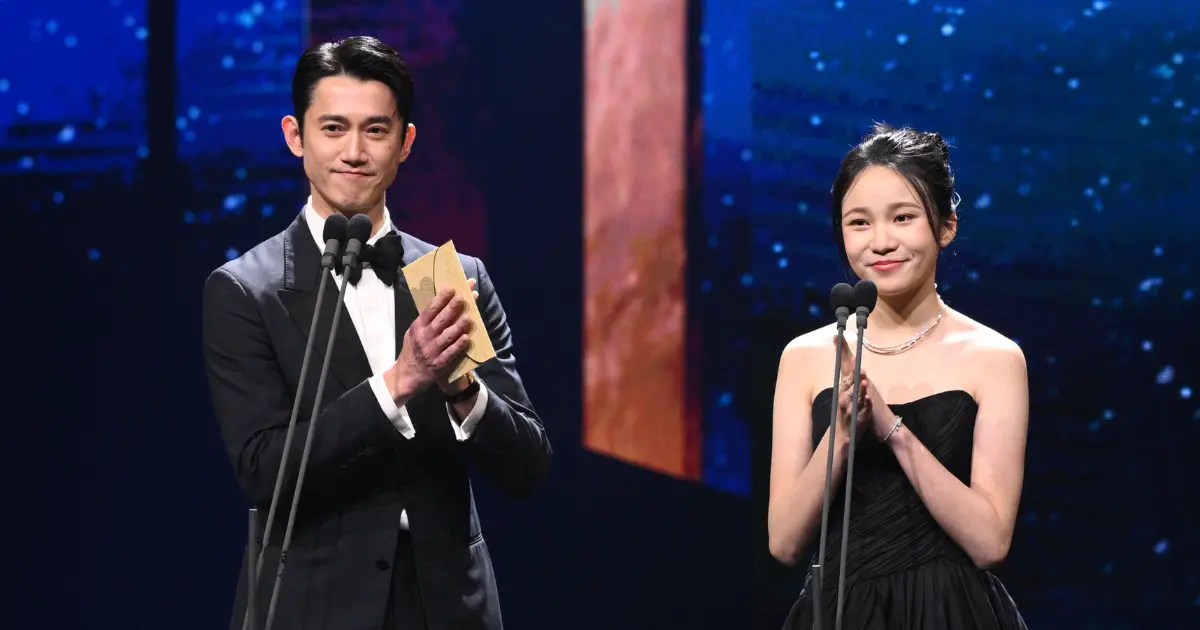 ▲吳慷仁（左）在今（23）日晚間金馬獎頒獎典禮上和林品彤（右）一同頒發影后，他也感性喊話：「每個入圍者都渴望被理解。」瞬間逼哭台下女星。（圖／MyVideo）