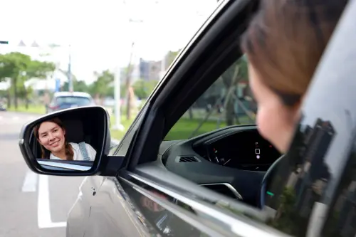 ▲車輛停妥後，於開車門前先查看照後鏡，並轉身向後查看，確認無人車後，反手開車門至適當縫隙，再次確認安全並儘速下車關上車門，透過5步驟避免危及其他人車安全。（圖／高市府提供）