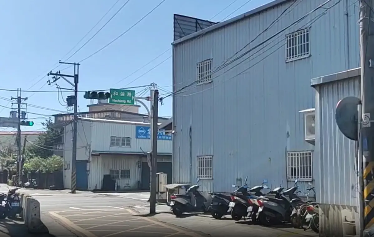 ▲21日晚間，桃園市八德區驚傳命案，江男與李男經常發生口角，案發當晚2人發生爭執，江男持刀刺穿李男腹部，李男當場臟器外露、送醫不治。（圖／翻攝畫面）