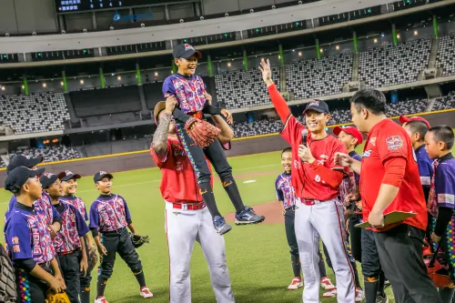 紅葉少棒PK味全龍！胡爵滿壘壓制林智勝獲MVP　全場6千觀眾齊見證
