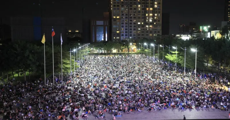 ▲台中市府前廣場昨晚吸引上萬名球迷一起為台日大戰加油。（圖／台中市政府提供，2024.11.24）