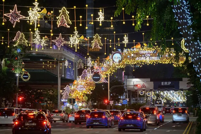 ▲購物聖地烏節路（Orchard Road）率先換上聖誕節新裝，一年一度的烏節聖誕大街歡（Christmas on A Great Street），為街道添加色彩繽紛的聖誕燈飾。（圖／新加坡旅遊局提供）