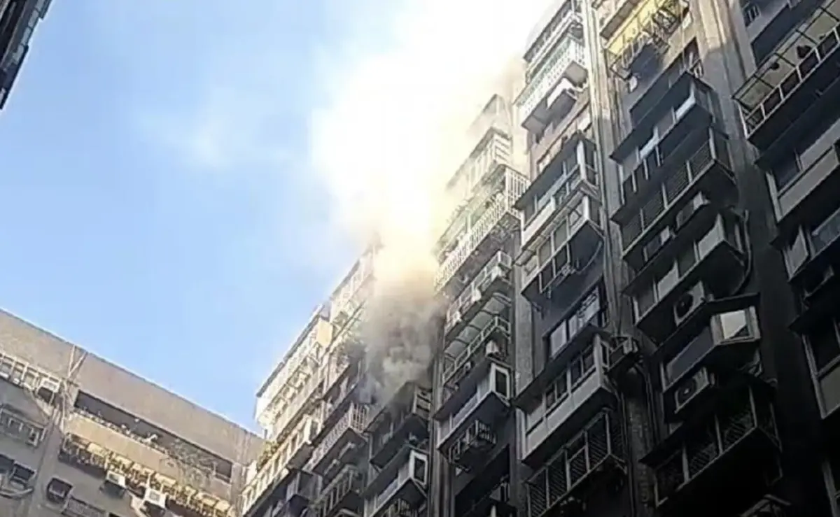 ▲24日下午，台北市民生社區某大樓發生火警，一名年約50歲的女子無生命跡象，送三軍總醫院急救，仍宣告不治。（圖／翻攝畫面）