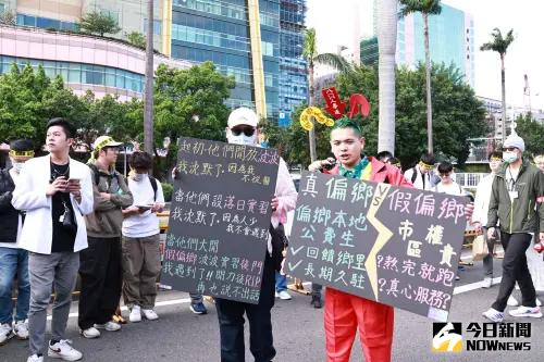 ▲波波牙醫爭議延燒，本土小牙醫、台灣基層牙醫師協會今（24）日偕同牙醫系學生、教師上街「反密醫、反特權，反假偏計畫」。（圖／記者吳翊緁攝）