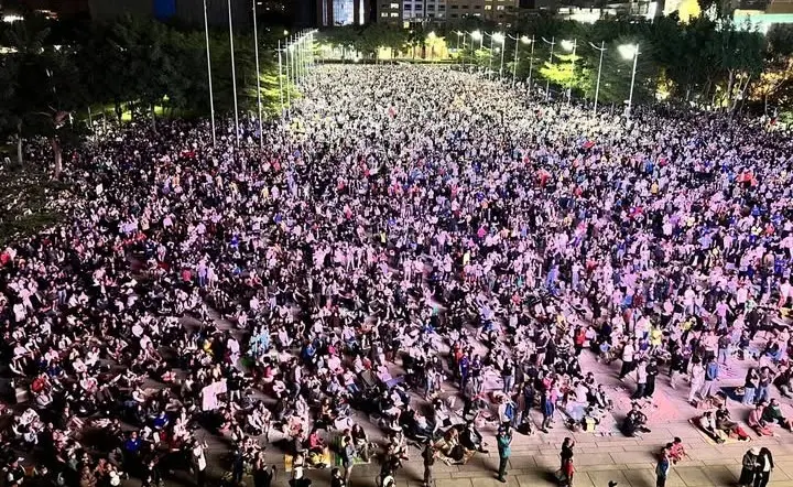 <p>▲台中市政府前廣場今晚湧進2萬人次球迷，一起為冠軍戰應援。（圖／翻攝盧秀燕臉書，2024.11.24）</p>