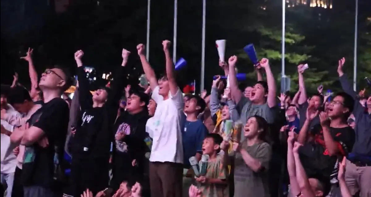 ▲在台中市政府前廣場看直播的球迷，激動地高舉雙手歡呼。（圖／台中市政府提供，2024.11.24）