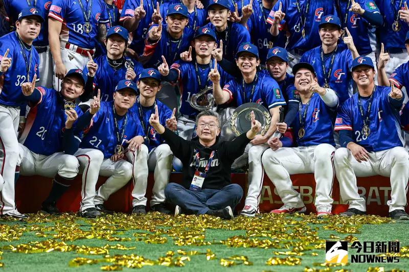 ▲513期12月號《PROFESSIONAL Baseball 職業棒球》在12月5日上架，本期封面故事〈世界12強冠軍 臺灣尚勇〉收錄中華隊在12強賽奪冠全紀錄，用最豐富圖輯、文字，帶球迷重新回味TEAM TAIWAN從無人看好到接連打敗韓國、美國、日本逆襲奪冠奇蹟之旅。（圖／記者葉政勳攝 , 2024.11.24）