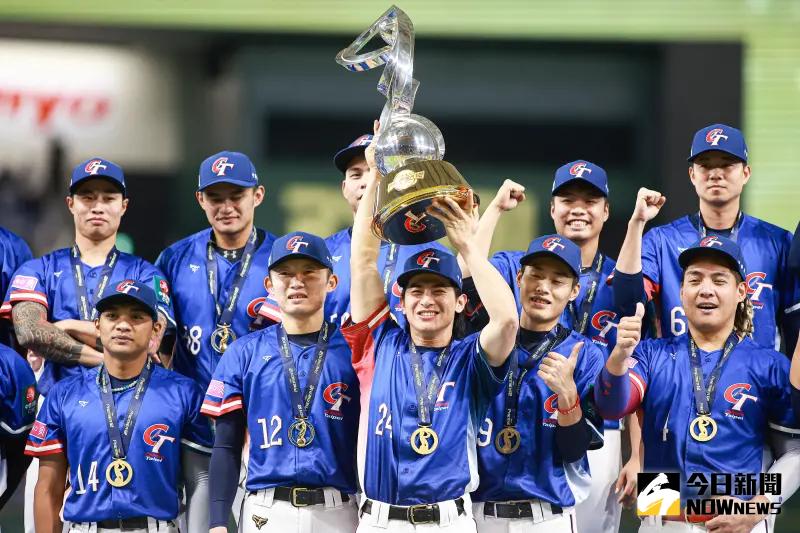 ▲中華隊在世界棒球12強一舉奪冠,央行將於下周一(6月23日)上午10點,公布「2024年第三屆世界12強棒球錦標賽冠軍紀念銀幣」發行事宜。(圖/記者葉政勳攝 , 2024.11.24)