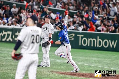 ▲中華隊隊長陳傑憲在金牌戰從日本先發投手戶鄉翔征擊出關鍵三分打點全壘打。(圖/記者葉政勳攝 , 2024.11.24) ▲戶鄉翔征在12強金牌戰遭到陳傑憲敲出關鍵3分砲種下敗因。(圖/記者葉政勳攝 , 資料照。)