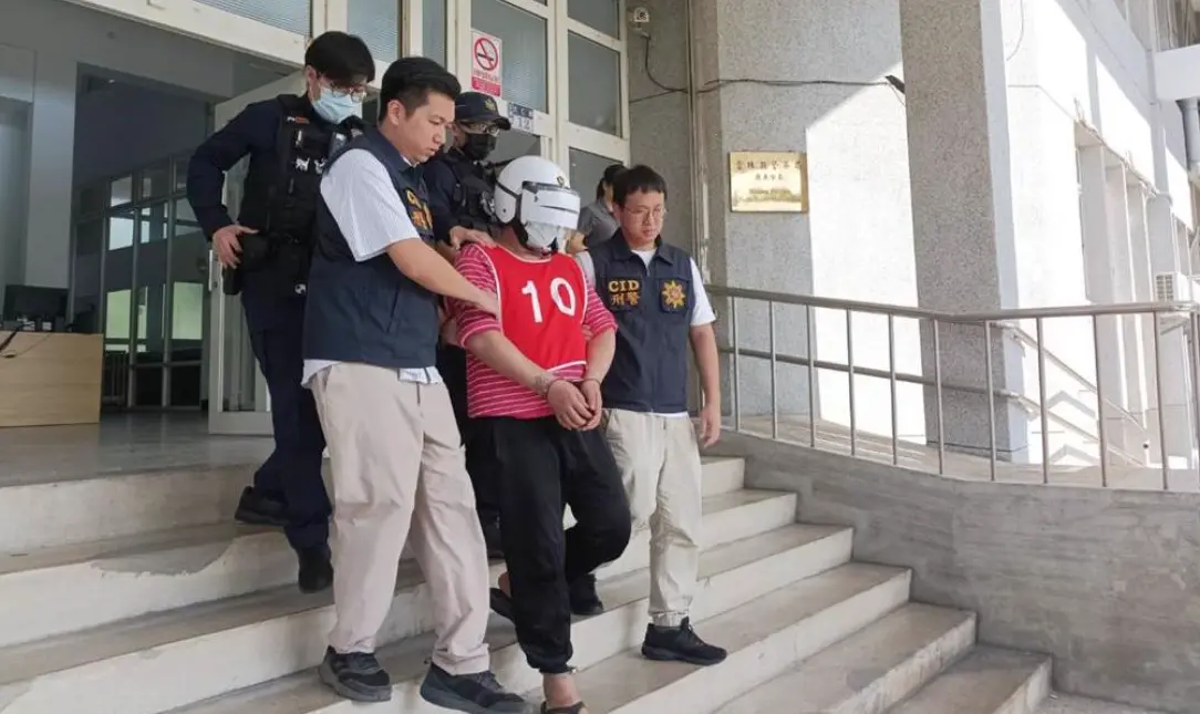 ▲雲林40歲張姓男子，23日因金錢問題，徒手將58歲母親毆打致死，昨（24）日警方偵訊後將張男移送雲林地檢署偵訊，法官裁准羈押。（圖／翻攝畫面）