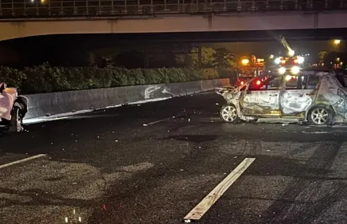 ▲25日凌晨，國道1號發生火燒車事故，賴男駕駛小客車不明原因擦撞護，又逆向停於中線車道，遭2台車閃避不及撞上，賴男汽車起火命喪火窟。（圖／翻攝畫面）