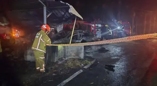 ▲24日晚間，屏東縣高樹鄉中正路，李男駕駛小客車載著妻兒，行經該路段自撞民宅圍牆，導致車輛起火燃燒，男童當場死亡，劉女傷重送醫不治（圖／翻攝畫面）