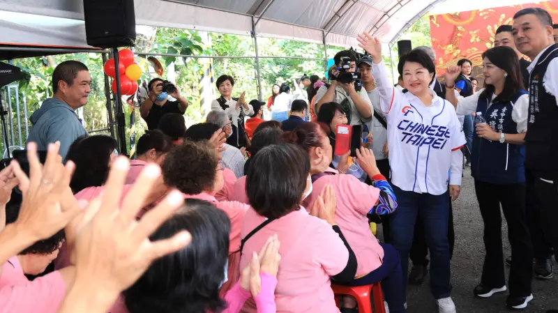 ▲台中市長盧秀燕今早繼續穿應援球衣跑行程。（圖／台中市政府提供，2024.11.25）